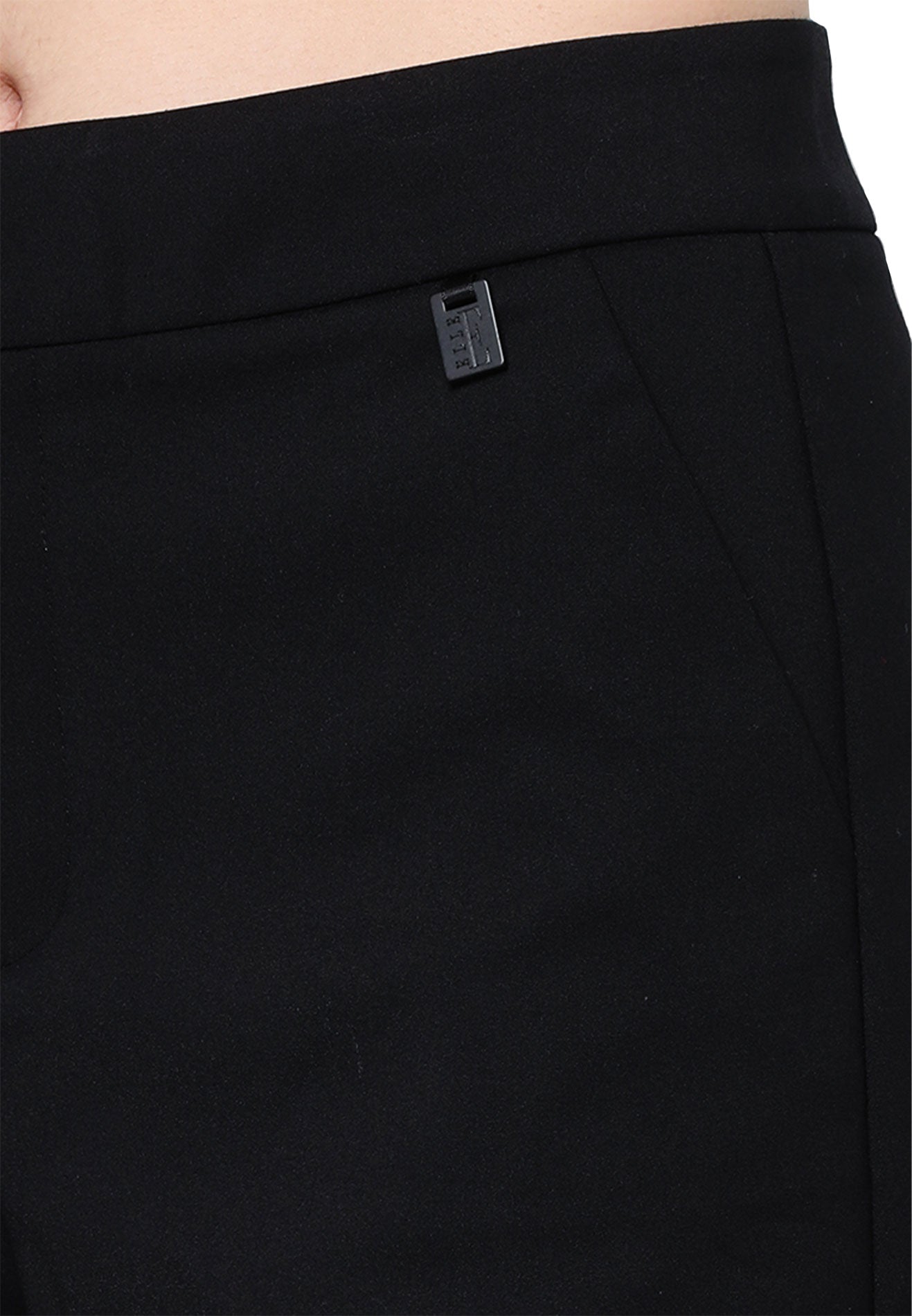 ELLE Apparel Basic Double Pocket Shorts